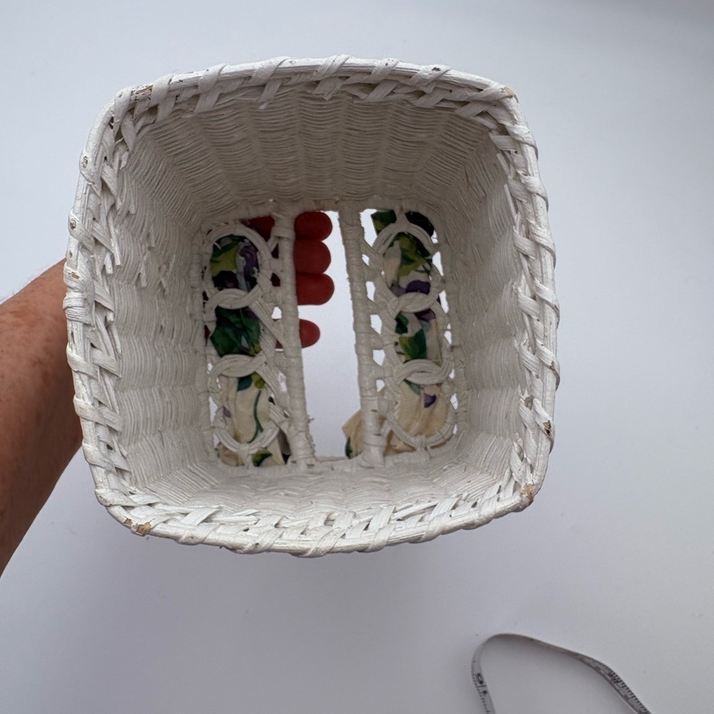 Vintage White Wicker Tissue Box with Paper Mache Decorative Bow - Picture 16 of 16